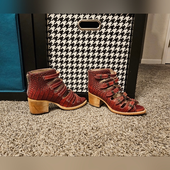 Freebird by Steven - Quinn in Red Croco size 5 - Picture 4 of 7
